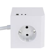Weißer Steckdosenwürfel mit einer Steckdose und zwei USB-Anschlüssen, Vorderansicht
