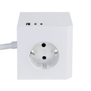 Witte stekkerdoos met één stopcontact en twee USB-aansluitingen, vooraanzicht