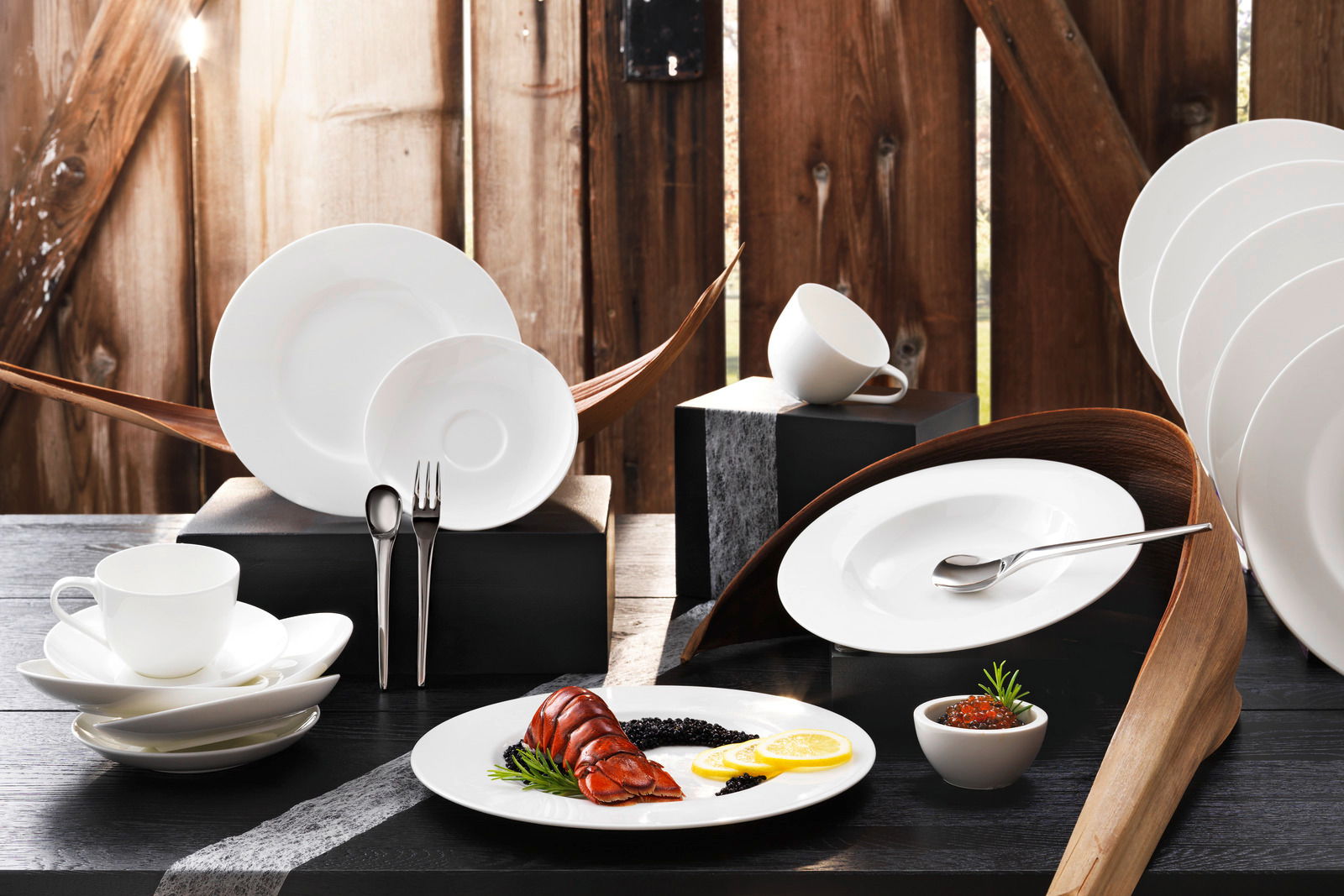 Elegantes Kaffeeset Noblesse 18-tlg. in stilvoller Präsentation mit Tassen, Tellern und Besteck, seitliche Perspektive