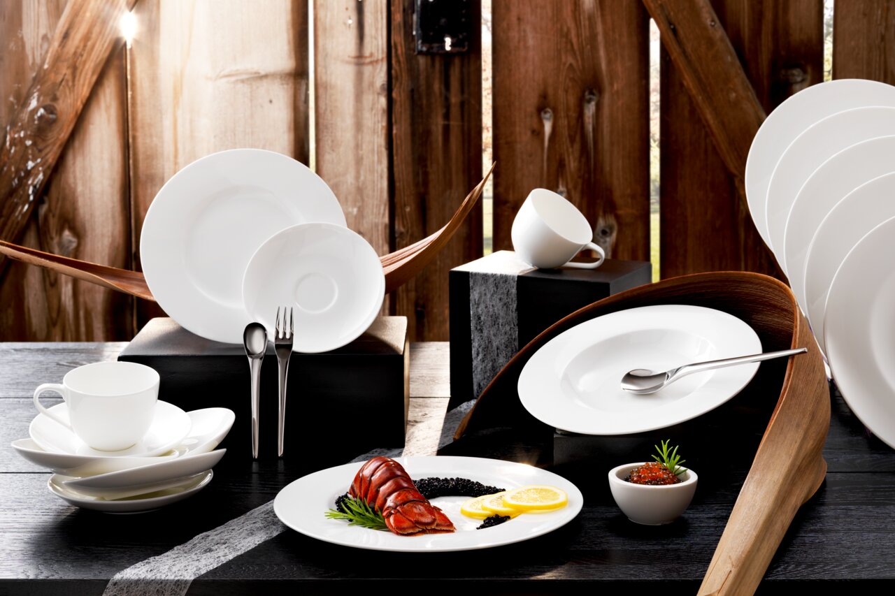Noblesse by Villeroy & Boch Kaffeeset Noblesse 18-tlg. Noblesse Elegantes Kaffeeset Noblesse 18-tlg. in stilvoller Präsentation mit Tassen, Tellern und Besteck, seitliche Perspektive