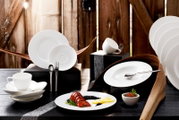 Elegant 18-delig koffieservies Noblesse, stijlvol gepresenteerd met kopjes, schotels en bestek, zijaanzicht
