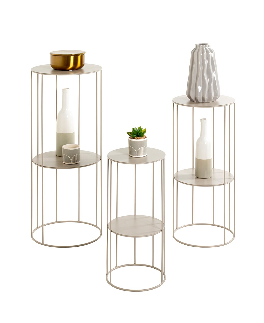Dreiteiliges Set runder Metall-Beistelltische in Beige mit zwei Ablagen, frontal in leichter Schrägansicht vor weißem Hintergrund, dekoriert mit Vase, Schale und Sukkulente