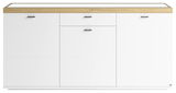 Frontale Ansicht eines modernen weißen Sideboards mit drei Schubladen und Holzoberfläche