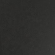 Draufsicht auf eine dunkle, strukturierte Tischoberfläche eines Gartentisches.