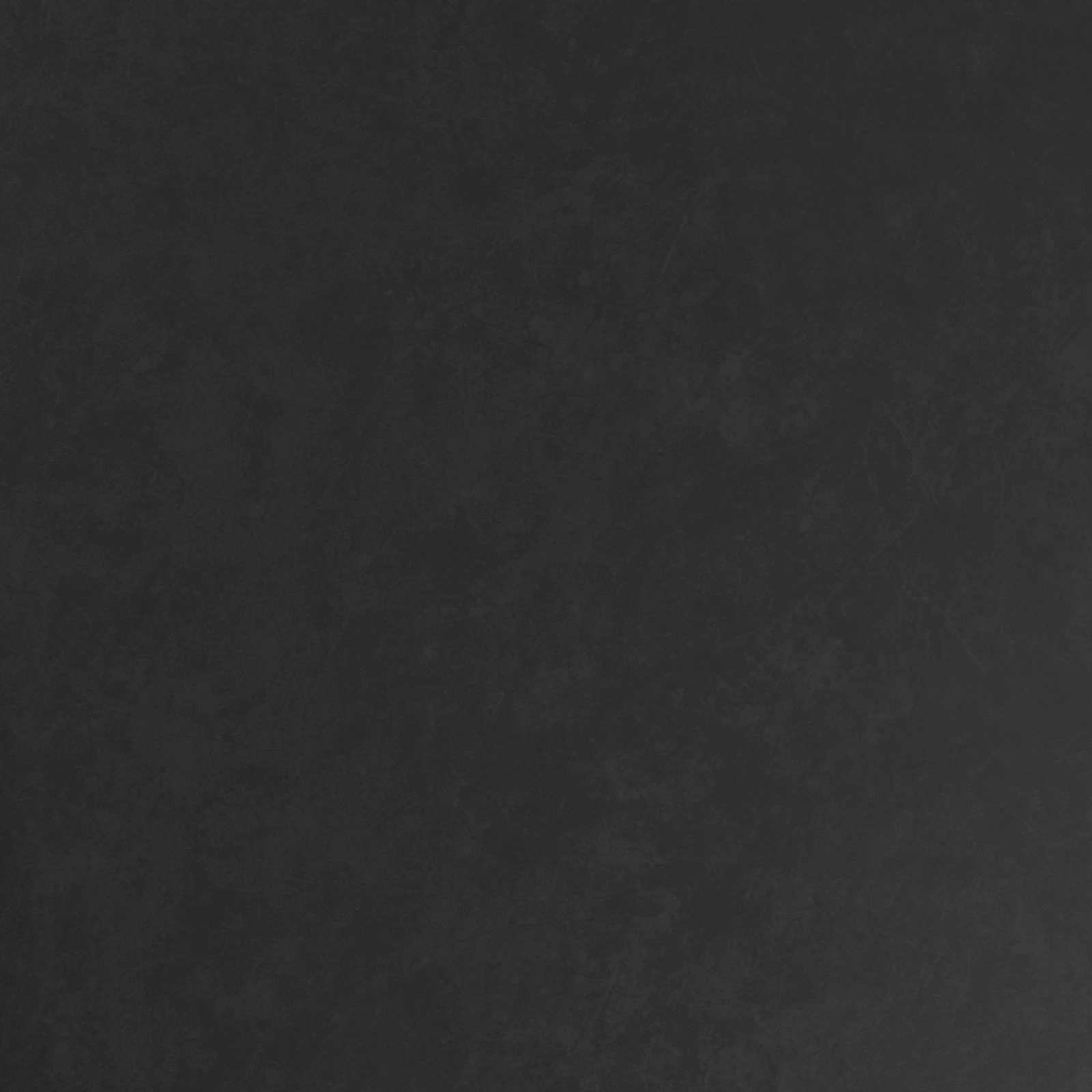 Draufsicht auf eine dunkle, strukturierte Tischoberfläche eines Gartentisches.