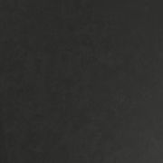 Draufsicht auf eine dunkle, strukturierte Tischoberfläche eines Gartentisches.