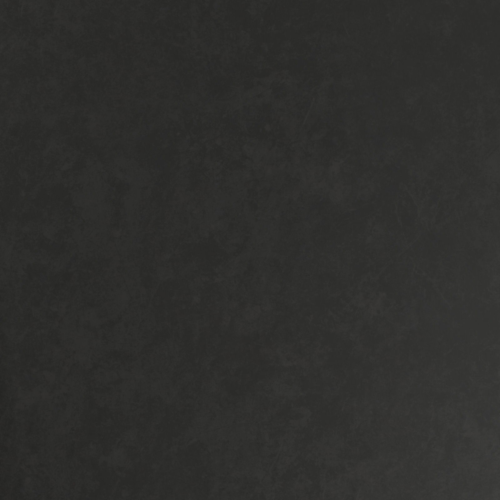 Draufsicht auf eine dunkle, strukturierte Tischoberfläche eines Gartentisches.