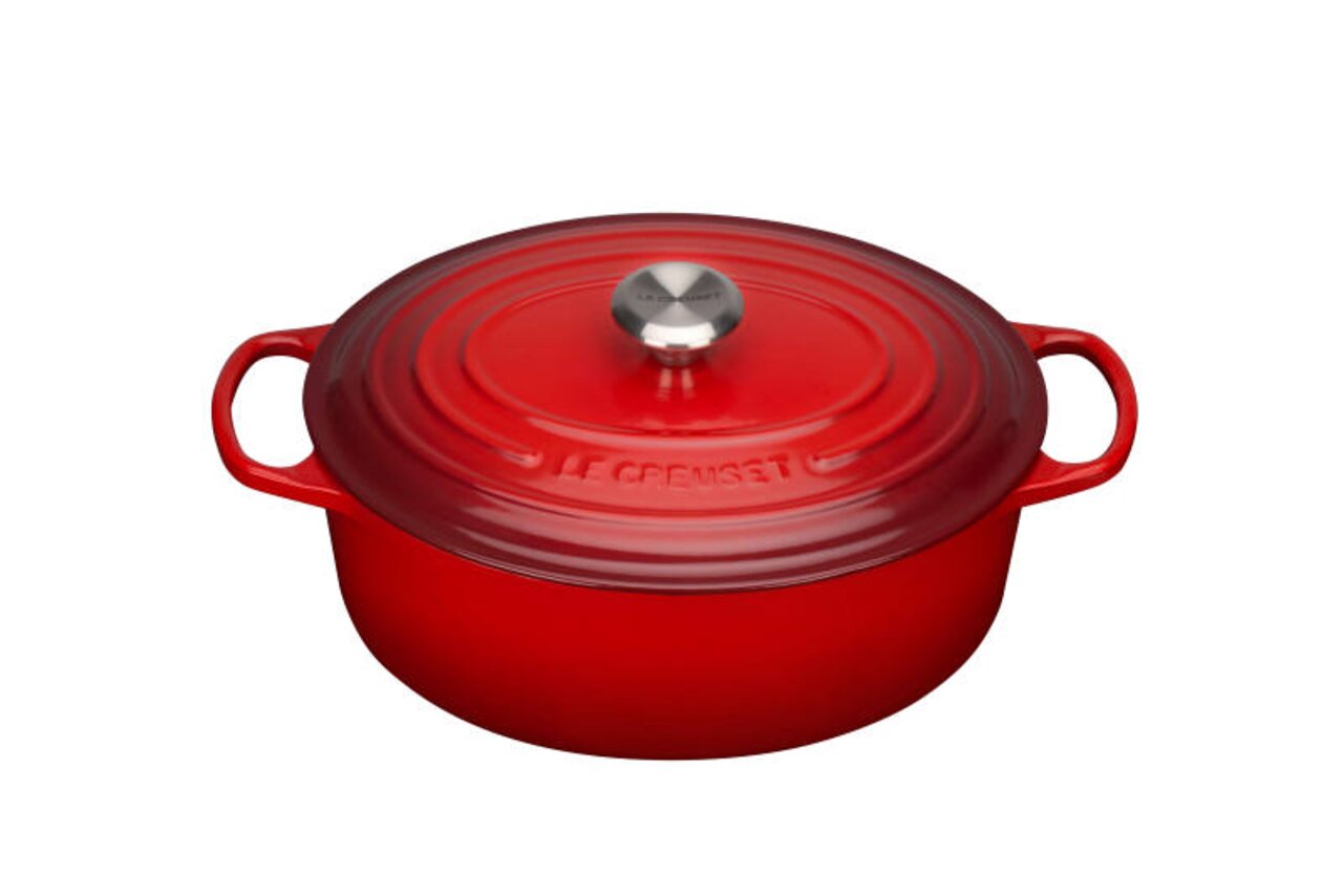 LE CREUSET braadpan 31 cm, serie SIGNATURE Rode ovale braadpan van Le Creuset, SIGNATURE-serie, 31 cm, gezien vanuit vogelperspectief