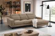 Modernes L-förmiges Sofa in einem stilvollen Wohnzimmer, Perspektive von vorne rechts