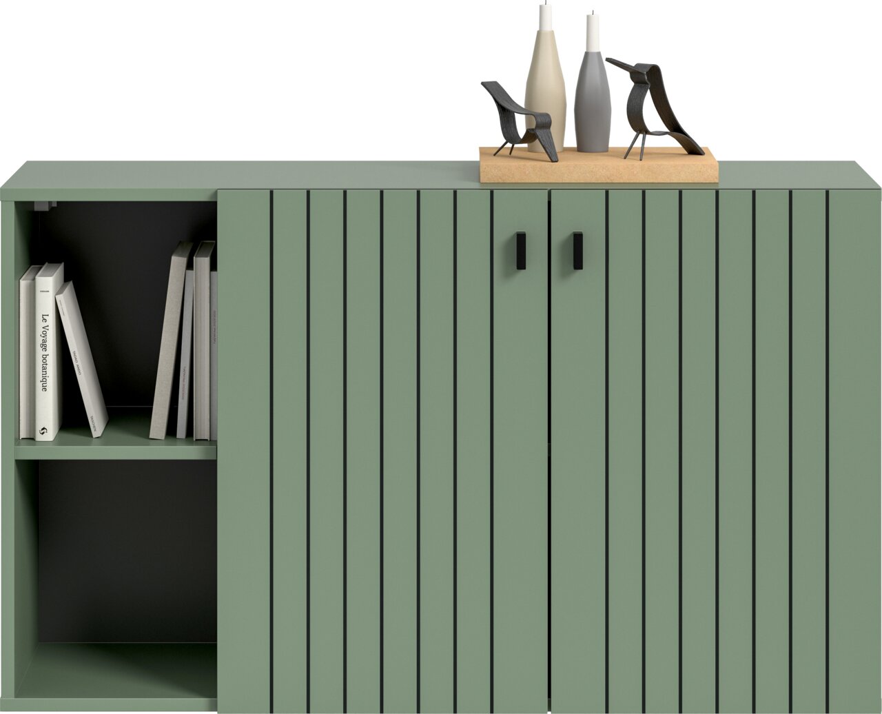 Frontansicht eines modernen grünen Sideboards mit vertikaler Lamellenoptik, zwei Türen mit schwarzen Griffen und offenem Regal links mit Büchern; oben Deko mit zwei Vasen und zwei kleinen Stuhlfiguren