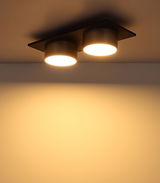 Moderne Deckenleuchte mit zwei zylindrischen Leuchtkörpern, von unten betrachtet.
