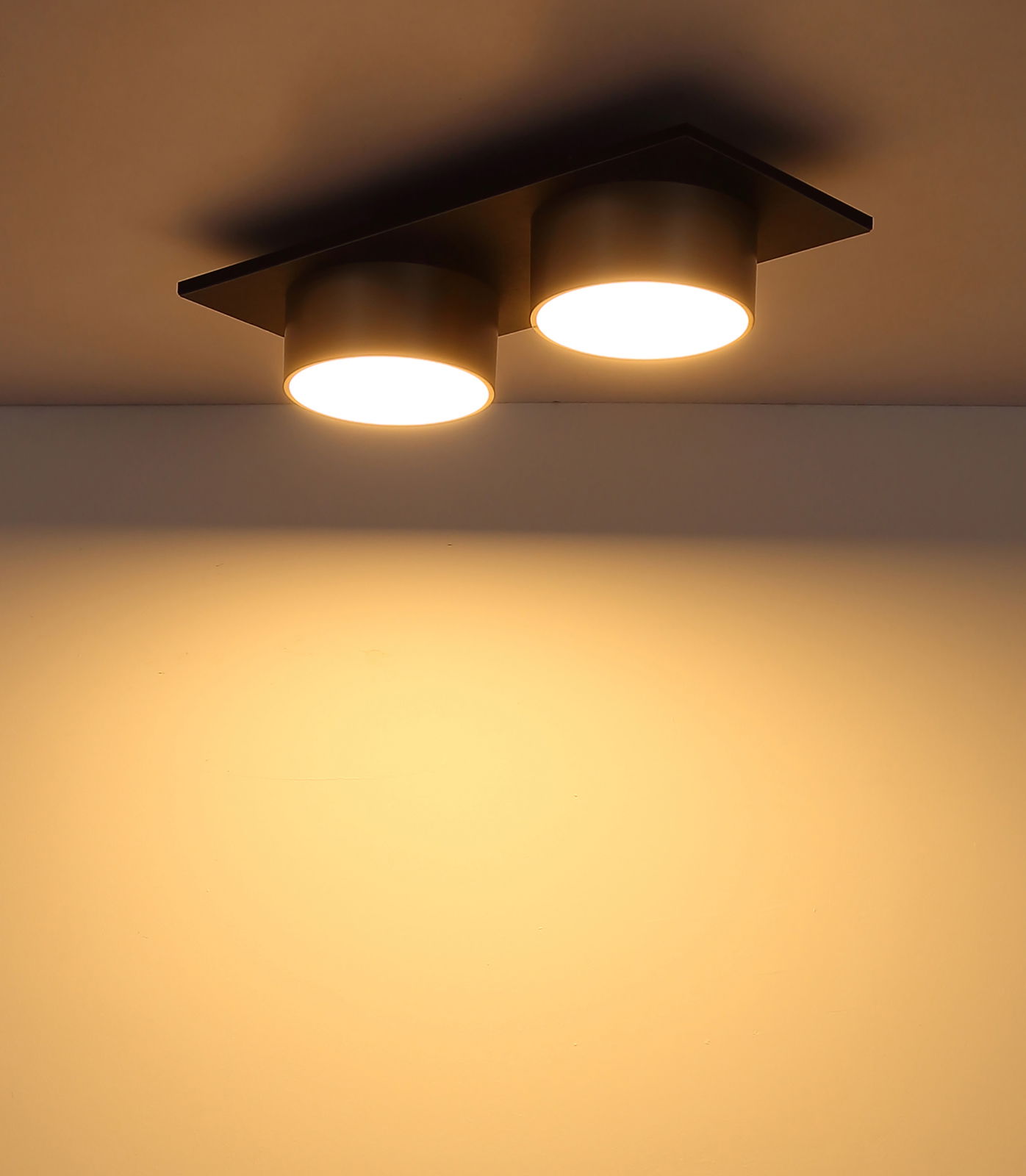 Moderne Deckenleuchte mit zwei zylindrischen Leuchtkörpern, von unten betrachtet.