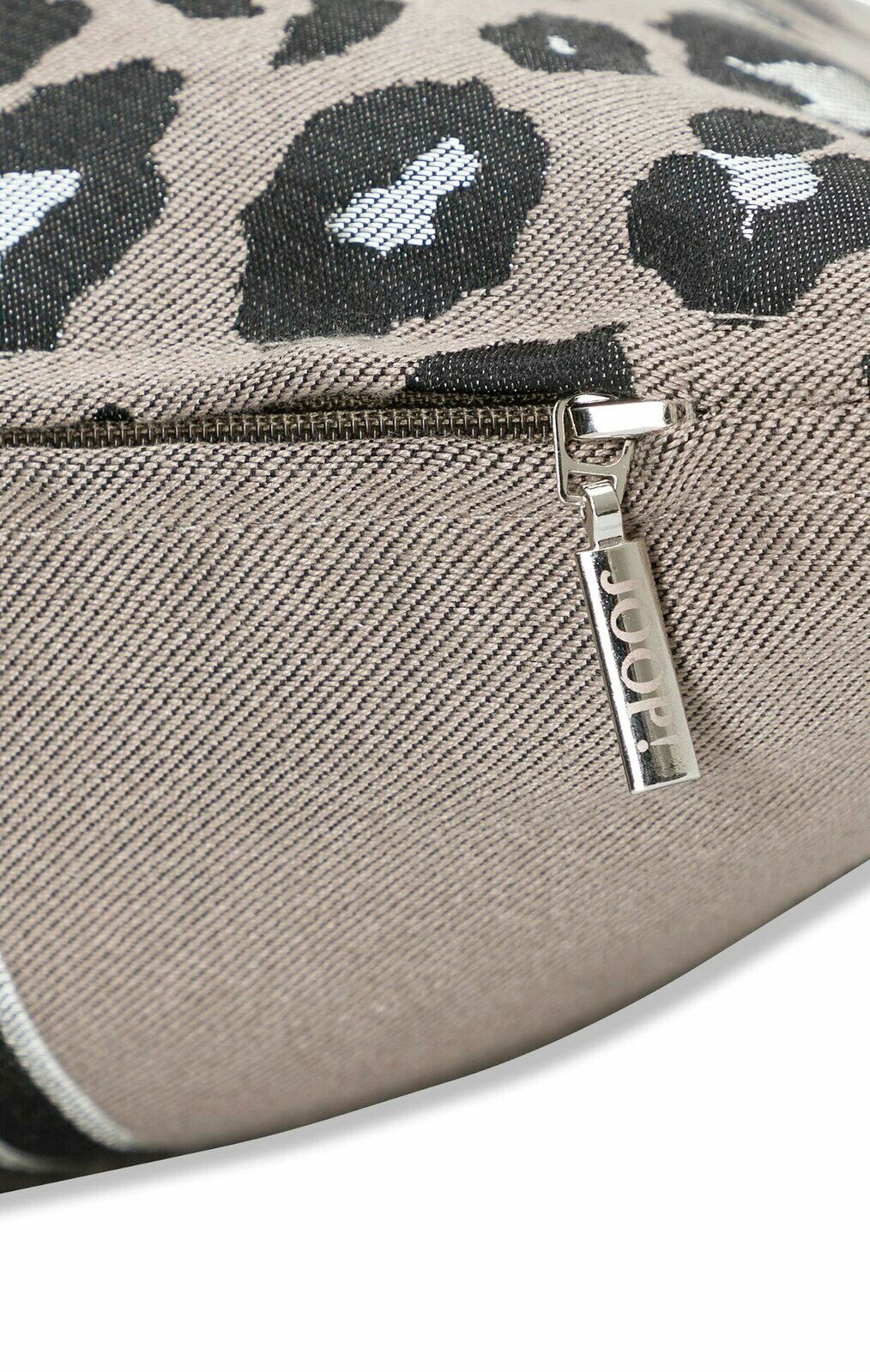 Nahaufnahme einer Zierkissenhülle mit Leopardenmuster und Reißverschluss, seitliche Perspektive