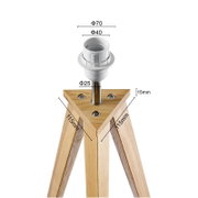 Close-up van een staande lamp met een driehoekig houten statief en een metalen voet, gezien van bovenaf.