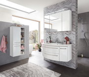 Moderner Midischrank 50,2 cm in einem stilvollen Badezimmer, seitliche Perspektive