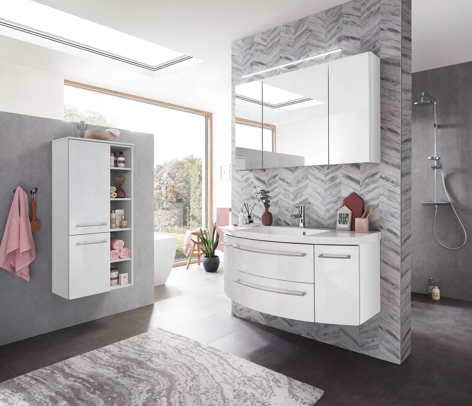 Moderner Midischrank 50,2 cm in einem stilvollen Badezimmer, seitliche Perspektive