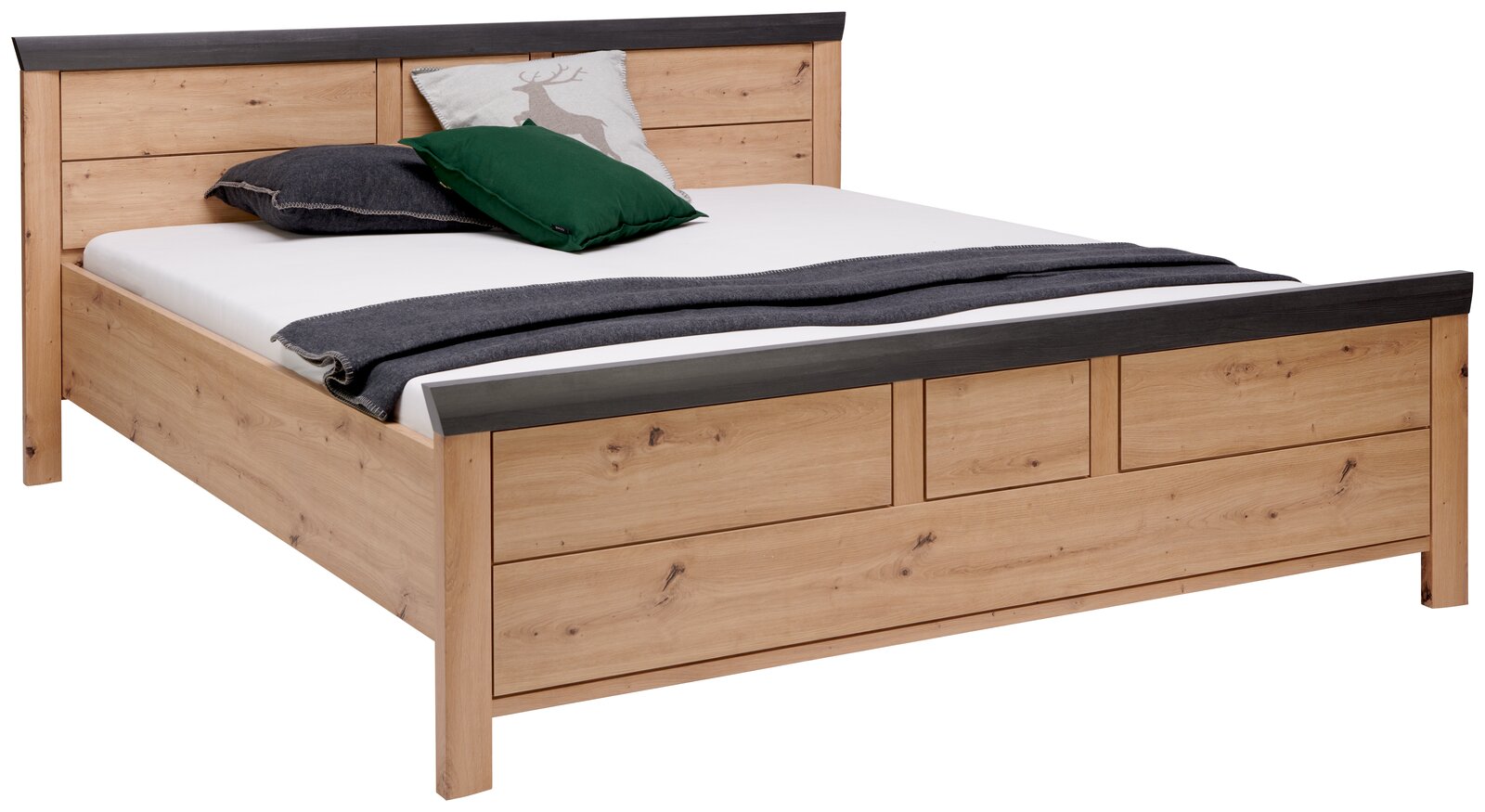 Holzbett mit schwarzem Kopfteil und Fußteil, dekoriert mit Kissen und Decke, seitliche Perspektive