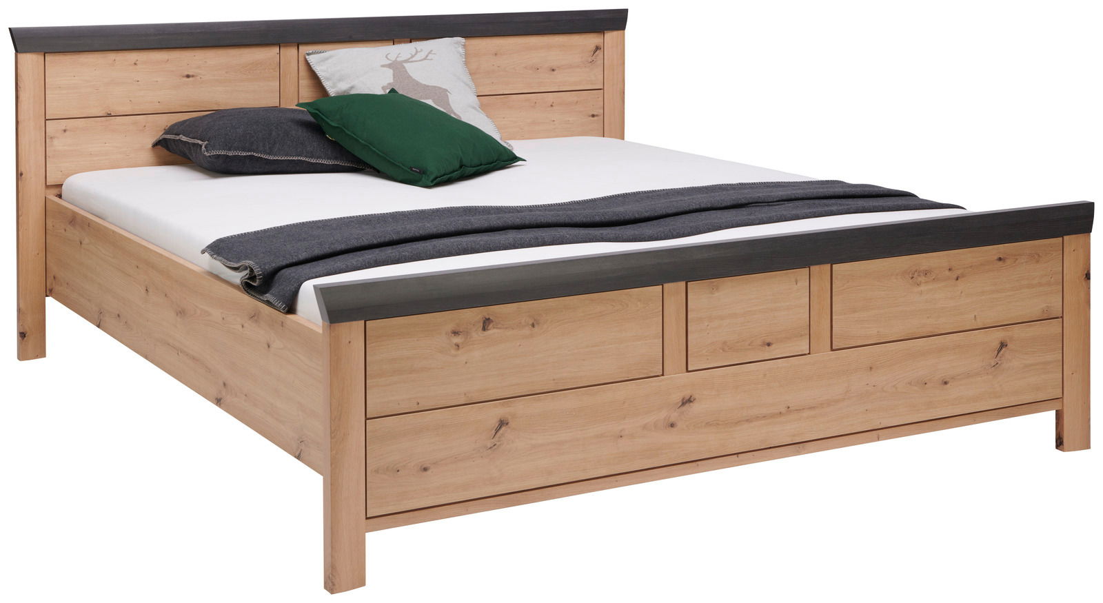 Holzbett mit schwarzem Kopfteil und Fußteil, dekoriert mit Kissen und Decke, seitliche Perspektive