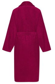 Rückansicht eines weinroten Bademantels mit Schalkragen und Gürtel.