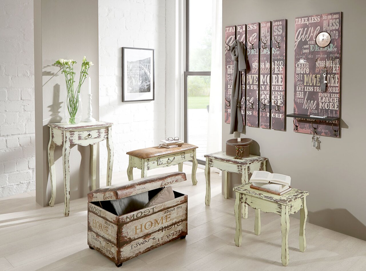 Zurbrüggen Wandgarderobe Shabby-Chic Konsolentisch, Bank und Hocker in Vintage-Optik im hellen Flur-Setting, Frontansicht in leichter Schrägperspektive von links