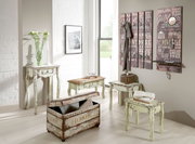 Shabby-Chic Konsolentisch, Bank und Hocker in Vintage-Optik im hellen Flur-Setting, Frontansicht in leichter Schrägperspektive von links