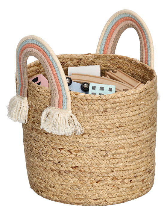 Aufbewahrungskorb aus geflochtenem Material mit bunten Regenbogengriffen, gefüllt mit Spielzeug, seitliche Perspektive