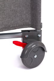 Nahaufnahme eines grauen Reisebett-Rades mit roter Bremse, seitliche Perspektive