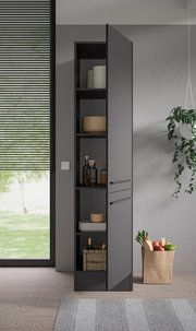 Moderner, grauer Vorratsschrank mit offener Tür, gefüllt mit Vorratsdosen und Flaschen, seitliche Perspektive.