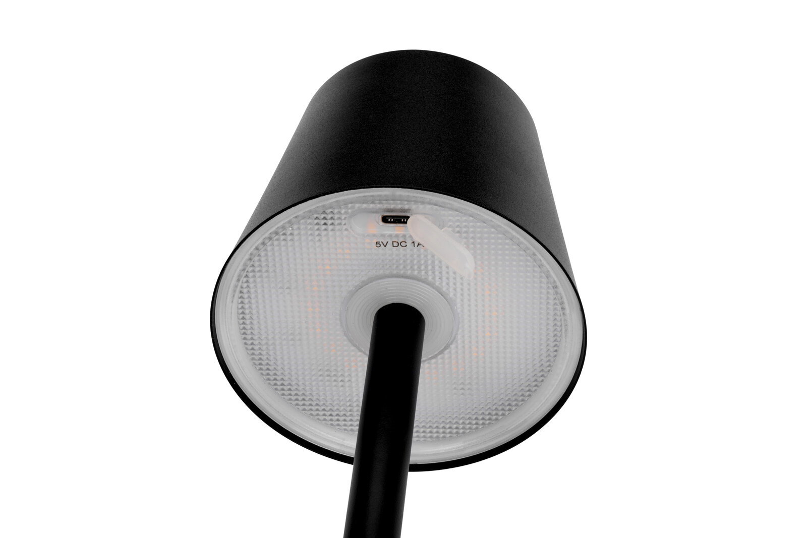 Unteransicht einer schwarzen Akku-Stehleuchte mit USB-C-Anschluss und strukturiertem Leuchtenschirm.