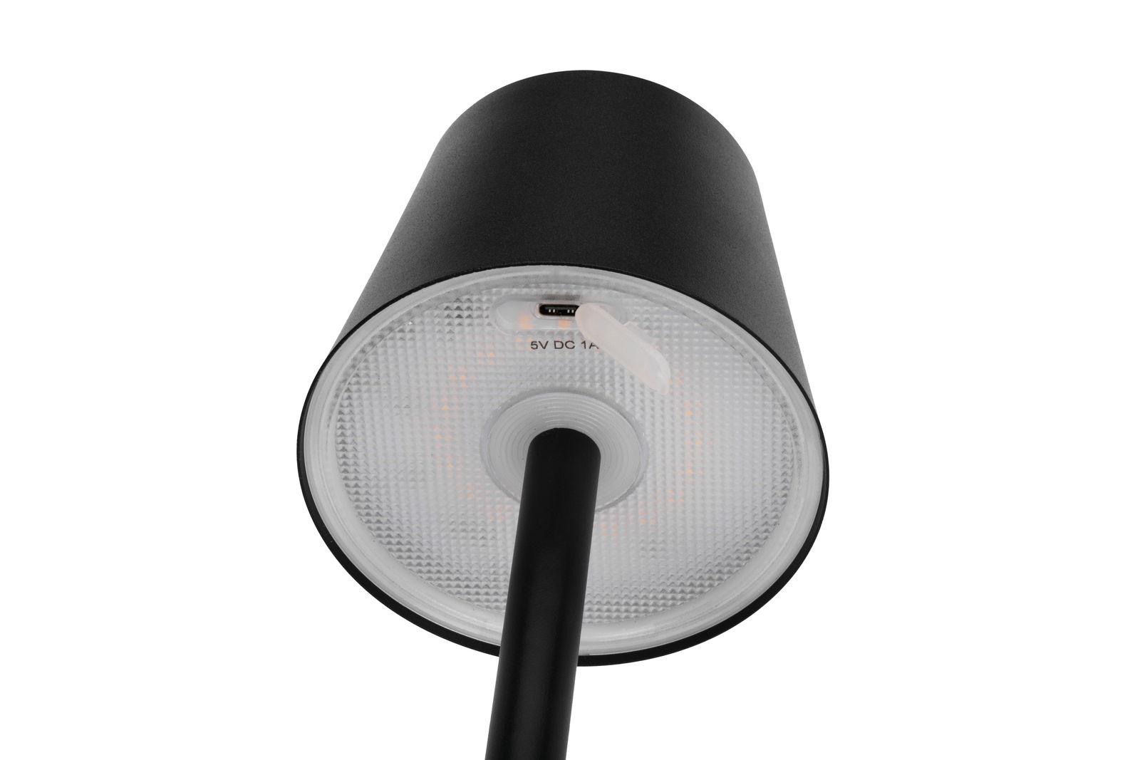 Unteransicht einer schwarzen Akku-Stehleuchte mit USB-C-Anschluss und strukturiertem Leuchtenschirm.