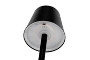 Onderaanzicht van een zwarte staande lamp op accu met USB-C-aansluiting en een gestructureerde lampenkap.