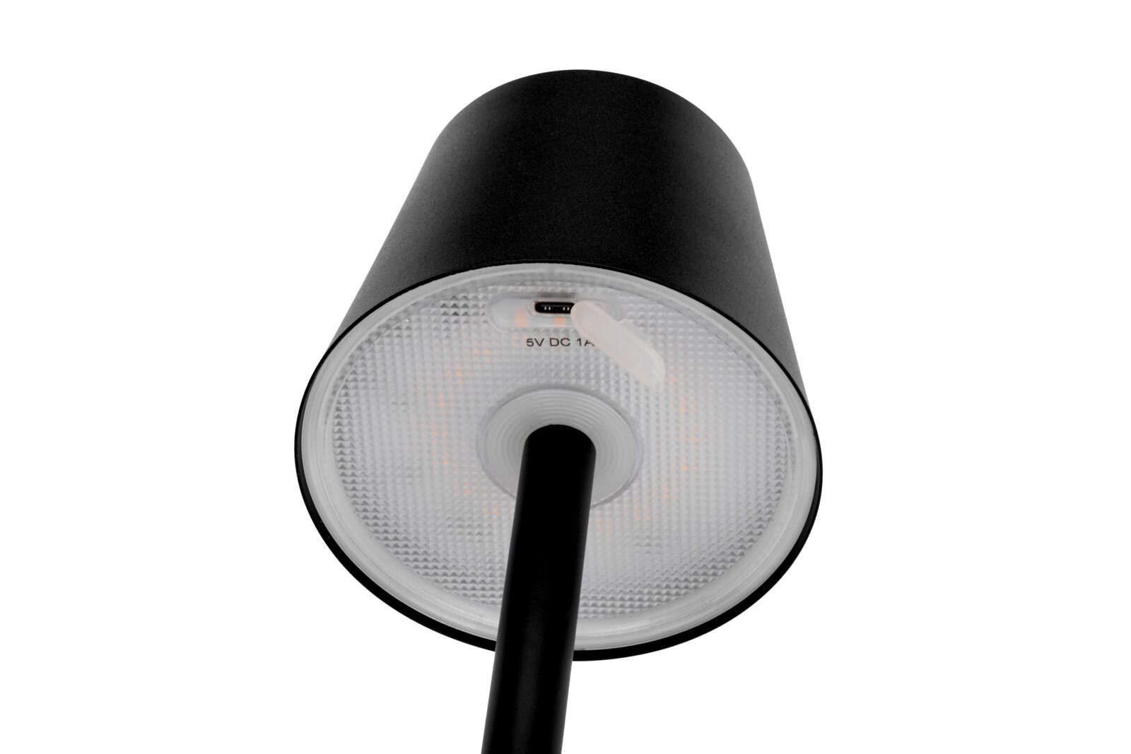 Onderaanzicht van een zwarte staande lamp op accu met USB-C-aansluiting en een gestructureerde lampenkap.