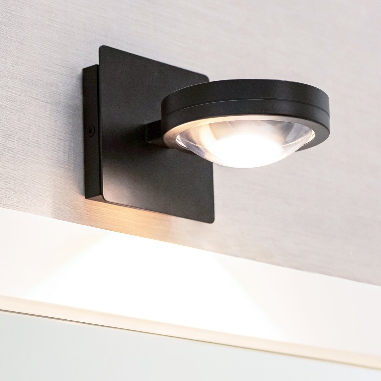 Moderne LED Wandleuchte in schwarzem Design, seitliche Perspektive