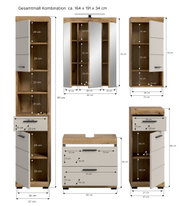 Badezimmermöbel-Set in Holzoptik mit weißen Fronten und schwarzen Griffen, bestehend aus Hochschrank, Spiegelschrank und Waschtischunterschrank, mit eingezeichneten Maßen; Ansicht frontal und seitlich mit geöffneten Türen und Schubladen.