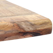 Massive Holzplatte mit abgerundeter Kante und ausdrucksstarker natürlicher Maserung, in seitlicher Nahaufnahme von schräg oben