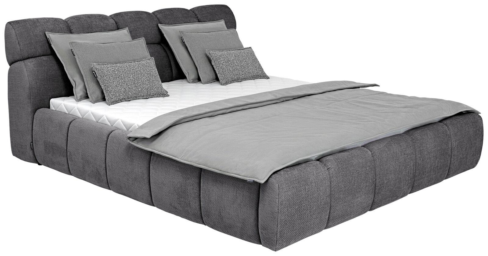Graues Polsterbettgestell mit mehreren Kissen und Decke, seitliche Perspektive