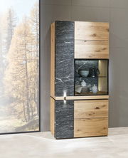 Vitrine Voglauer V-ROCK aus Holz und Steinoptik, frontal fotografiert, mit Glaseinsatz und Beleuchtung.
