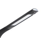 LED-Schreibtischleuchte in seitlicher Perspektive mit modernem Design und schwarzem Gehäuse.