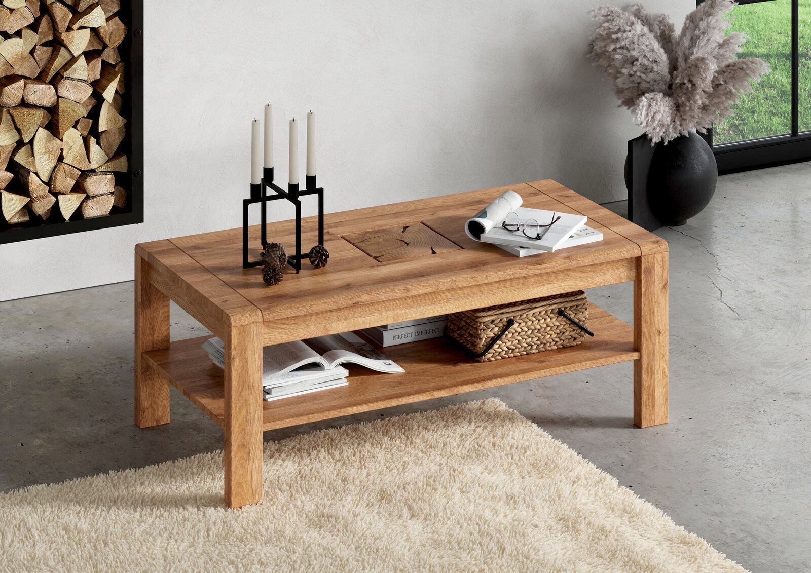 Rechteckiger Couchtisch aus massivem Holz in Eichenoptik mit Ablageboden, dekoriert mit Kerzenhalter und Büchern, in schräger Frontansicht im Wohnzimmer.