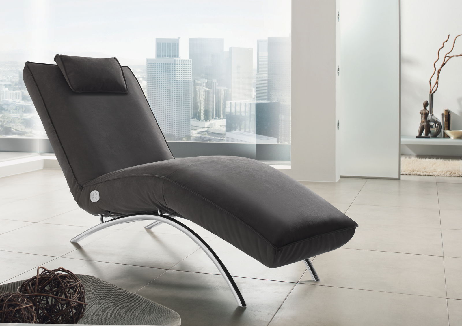 Moderne schwarze Liege mit gebogenem Metallgestell in einem hellen Raum mit Stadtblick, seitliche Perspektive
