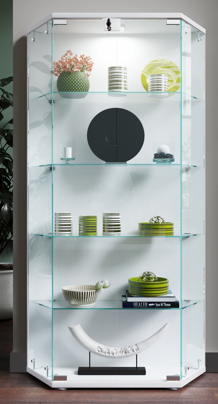 Frontale Ansicht einer modernen Glasvitrine mit LED-Beleuchtung und Glasböden, dekoriert mit Vasen, Schalen, Kerzenhaltern und einer weißen Skulptur im unteren Fach.