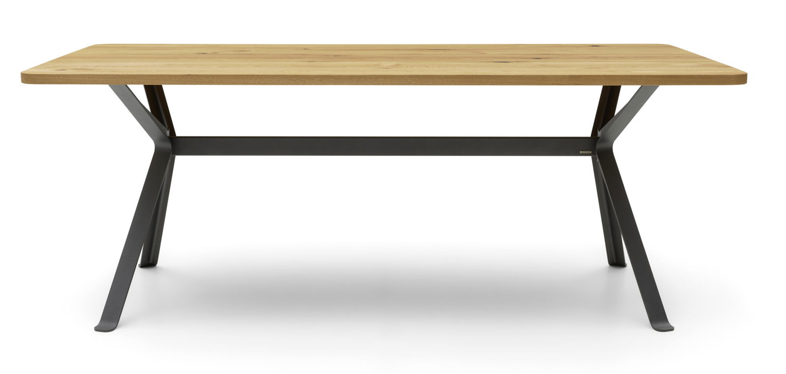 Moderner Esstisch mit Holzplatte und schwarzen Metallbeinen, frontal fotografiert.