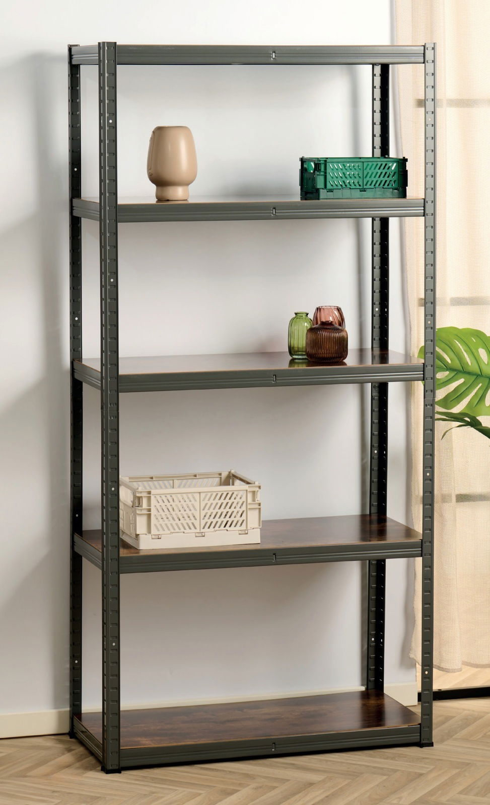 Schwerlastregal in Holzoptik mit fünf Ebenen, frontal fotografiert, dekoriert mit Vasen und Kisten.