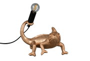 Goldene Tischleuchte in Form eines Chamäleons mit einer Glühbirne auf dem Schwanz, seitliche Perspektive