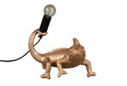 Gouden tafellamp in de vorm van een kameleon met een gloeilamp op de staart, zijaanzicht