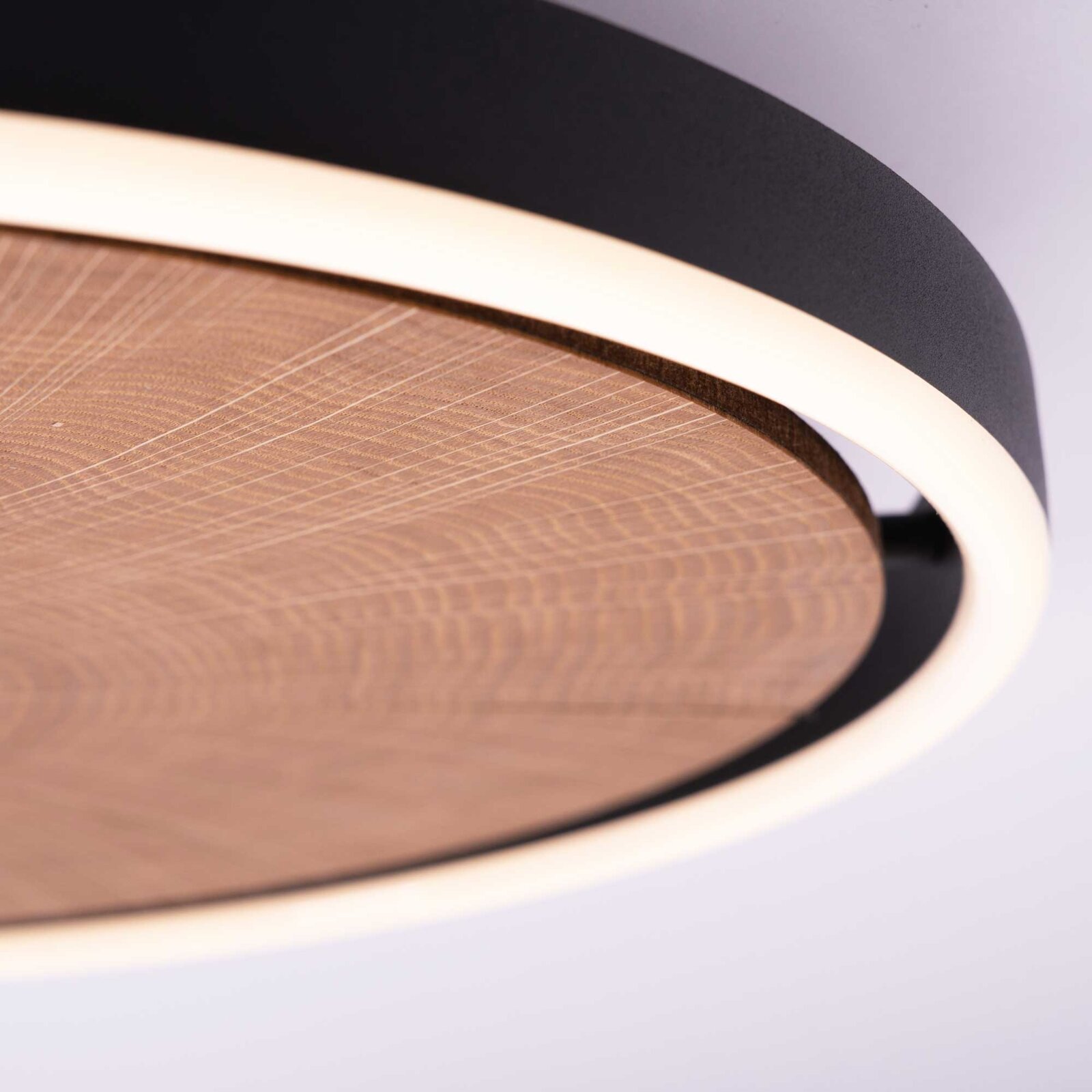 Zurbrüggen LED-Deckenleuchte HAVANA S Nahaufnahme einer LED-Deckenleuchte mit Holzoptik und schwarzem Rand, seitliche Perspektive