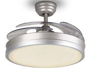 Moderner Deckenventilator Thunderstorm mit integriertem Licht, silberfarben, von unten betrachtet.