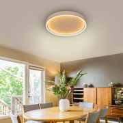 Moderne LED-Deckenleuchte in einem stilvollen Esszimmer, von unten betrachtet.