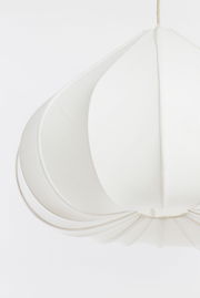 Weiße Hängeleuchte aus Stoff, seitliche Perspektive