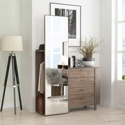 Kommode mit Spiegel in einem modernen Raum, seitliche Perspektive